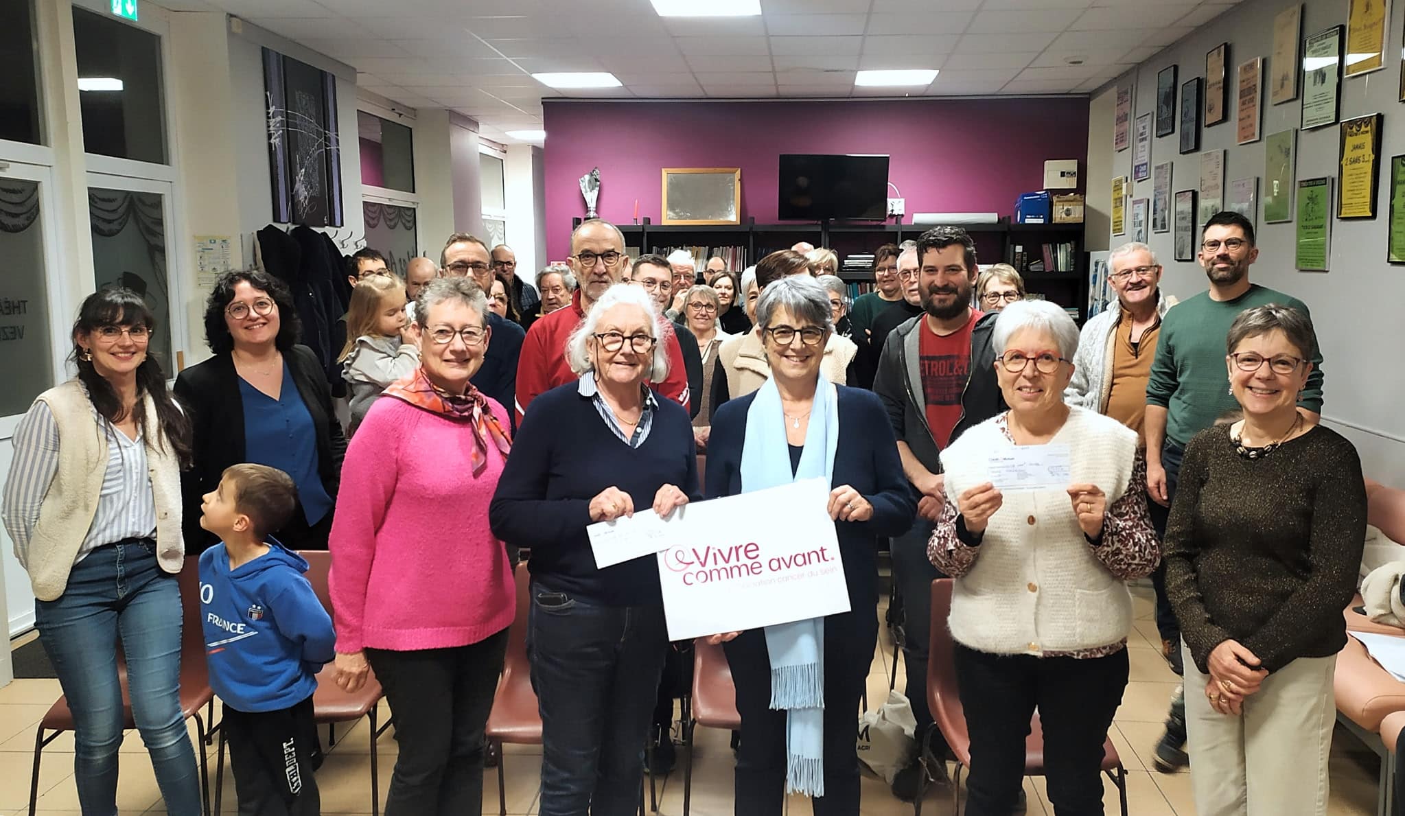 Remise de chèque par la troupe des Accroscènes de Vezins